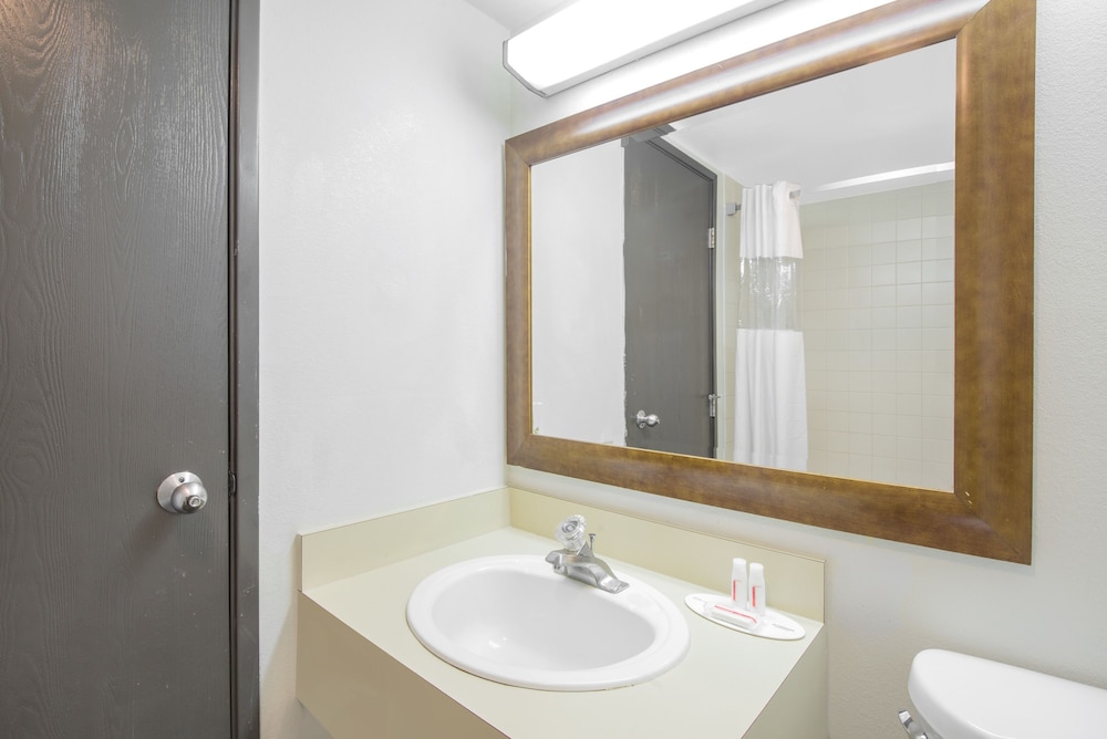 Travelodge Cleveland/Willoughby 8/29