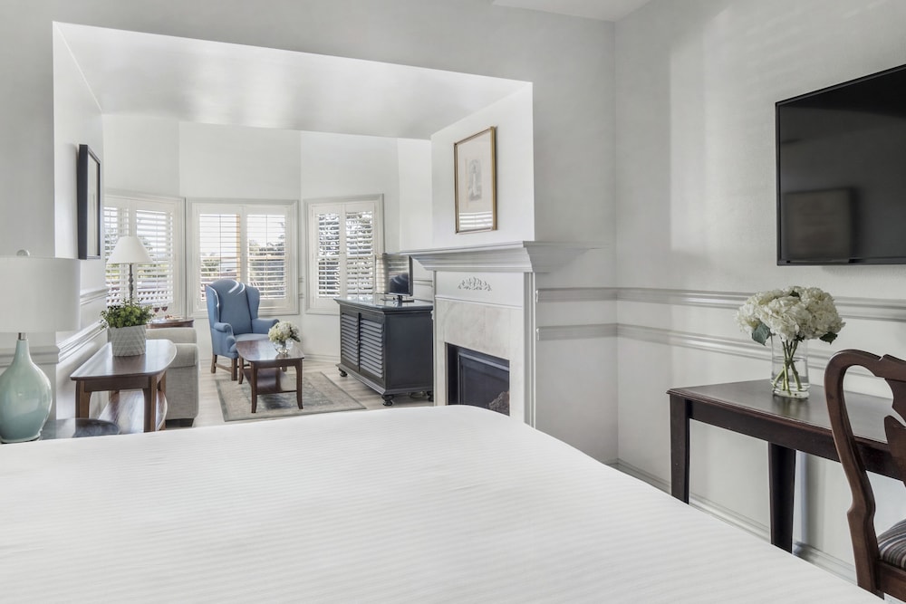 Harbor, King Bed, Partial View, No Balcony