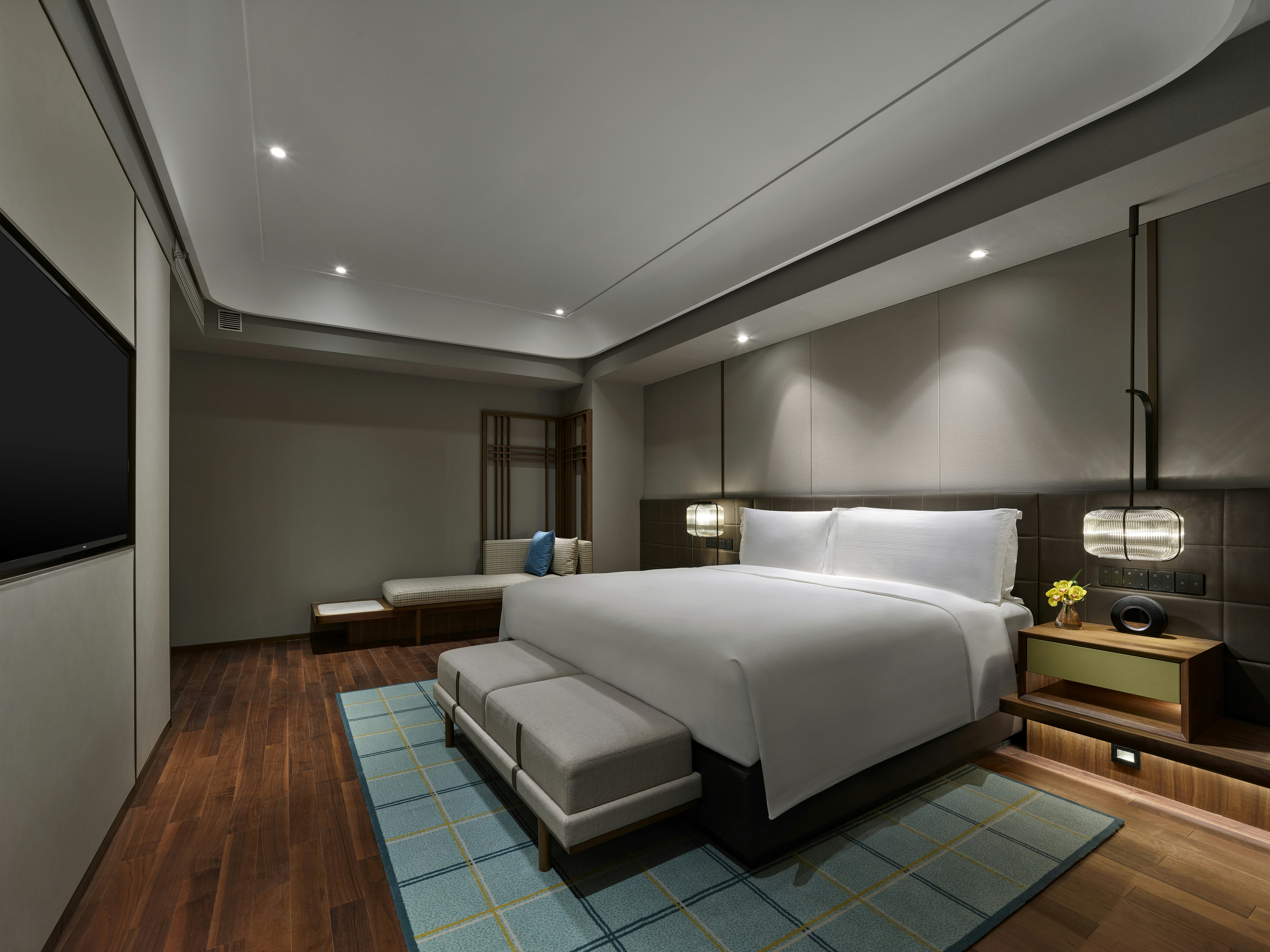 EXECUTIVE, SUITE, KING BED