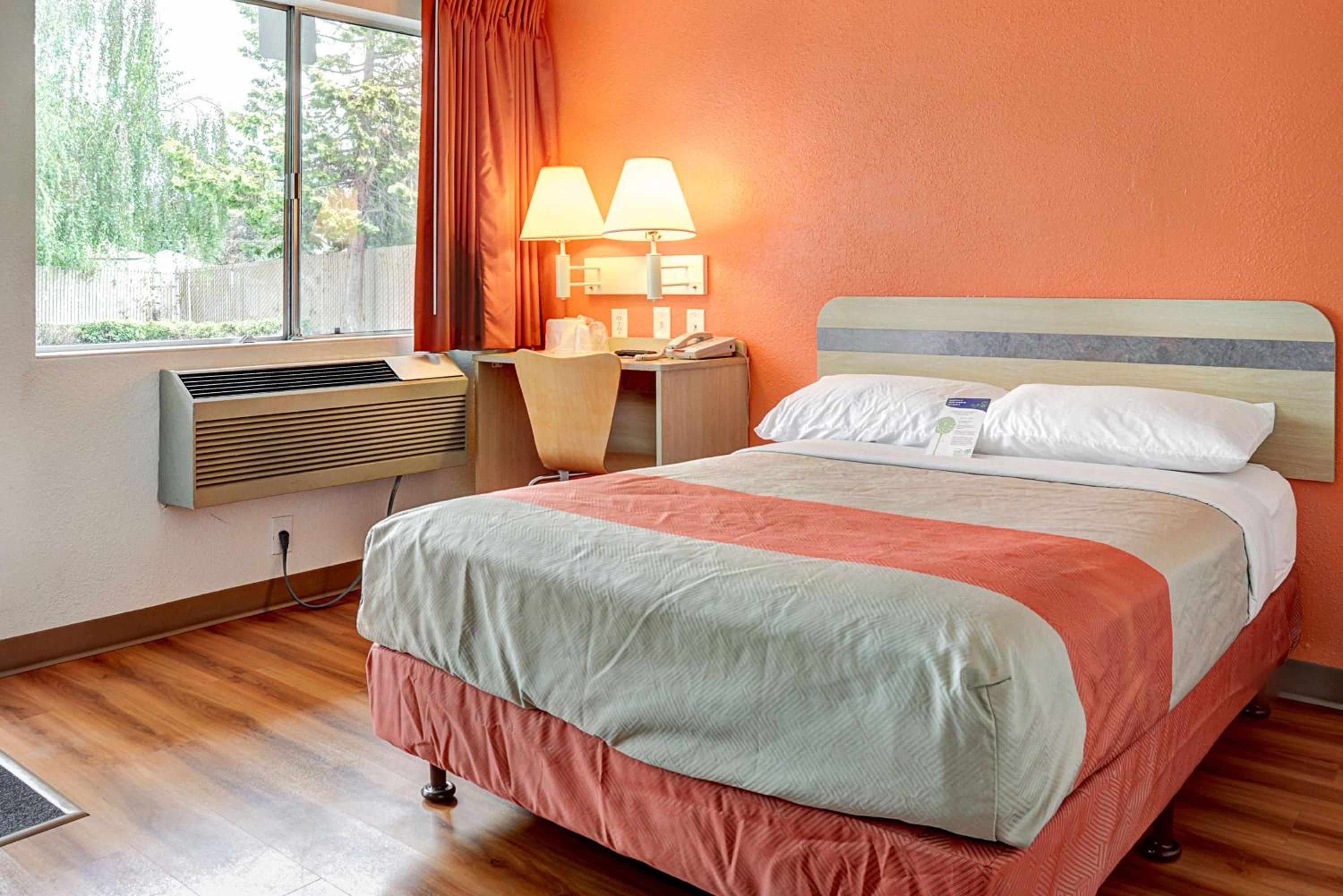 ROOM, QUEEN BED, ACCESSIBLE