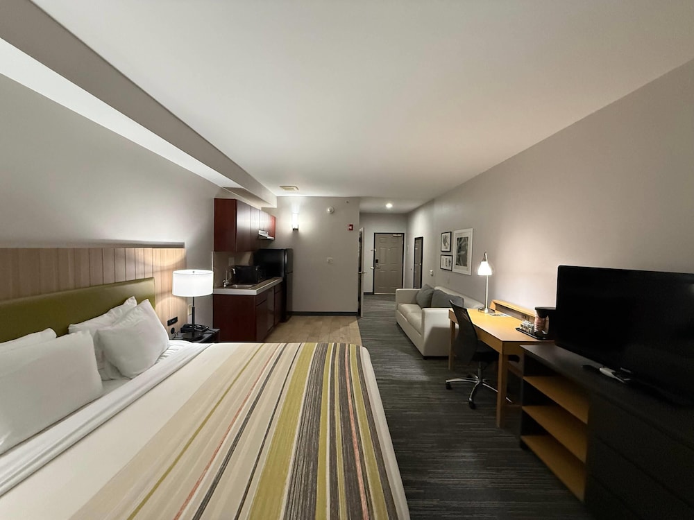 SUITE, KING BED, KITCHEN