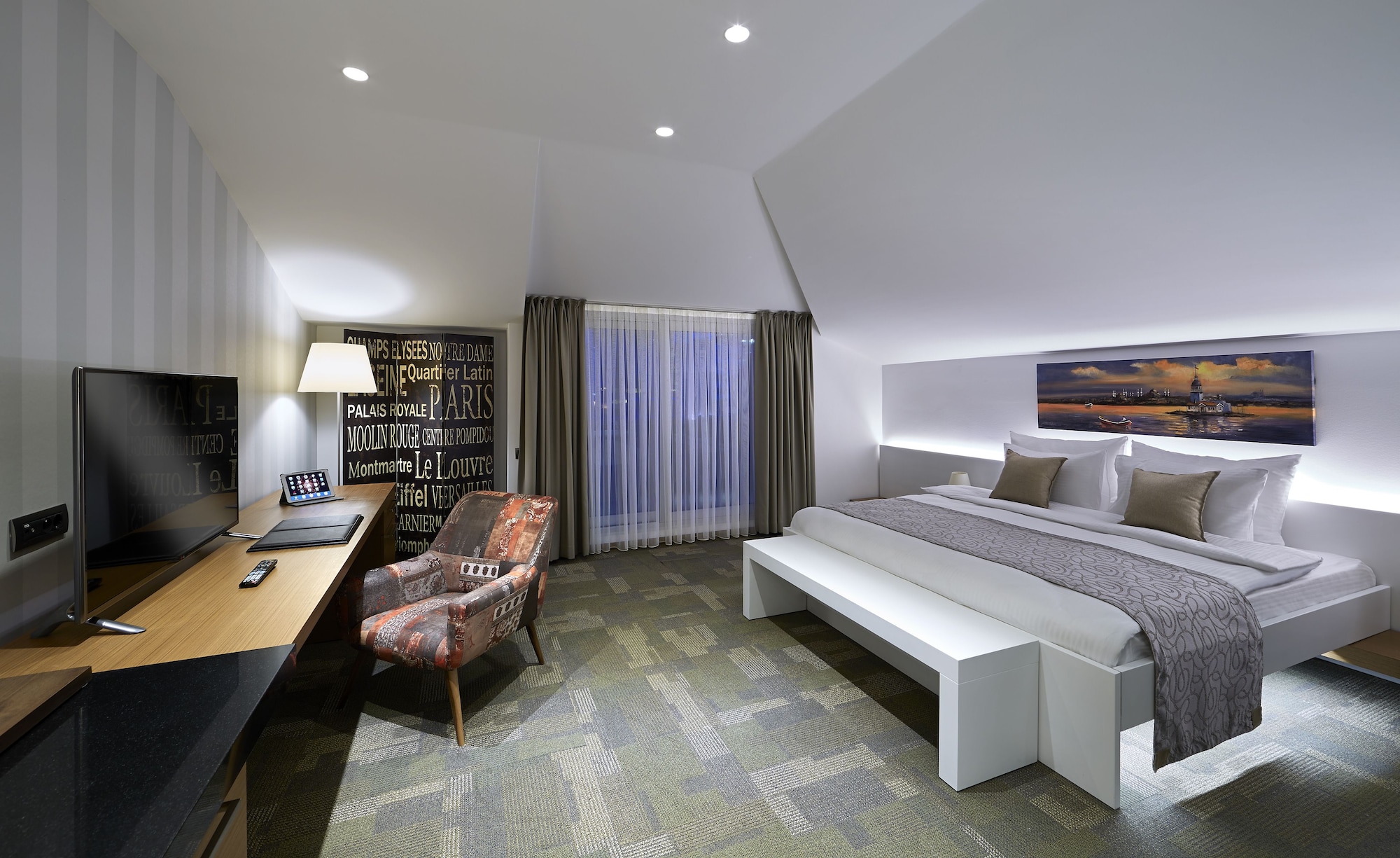 BUSINESS, SUITE, KING BED, HILL VIEW, BALCONY