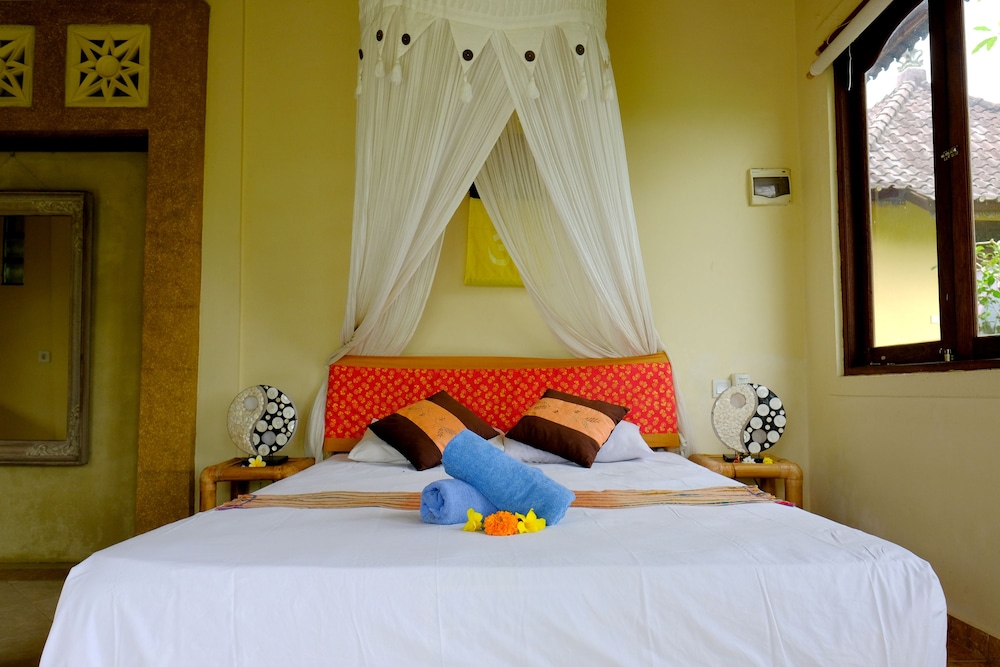 Dukuh Village Homestay & Villas 24/72