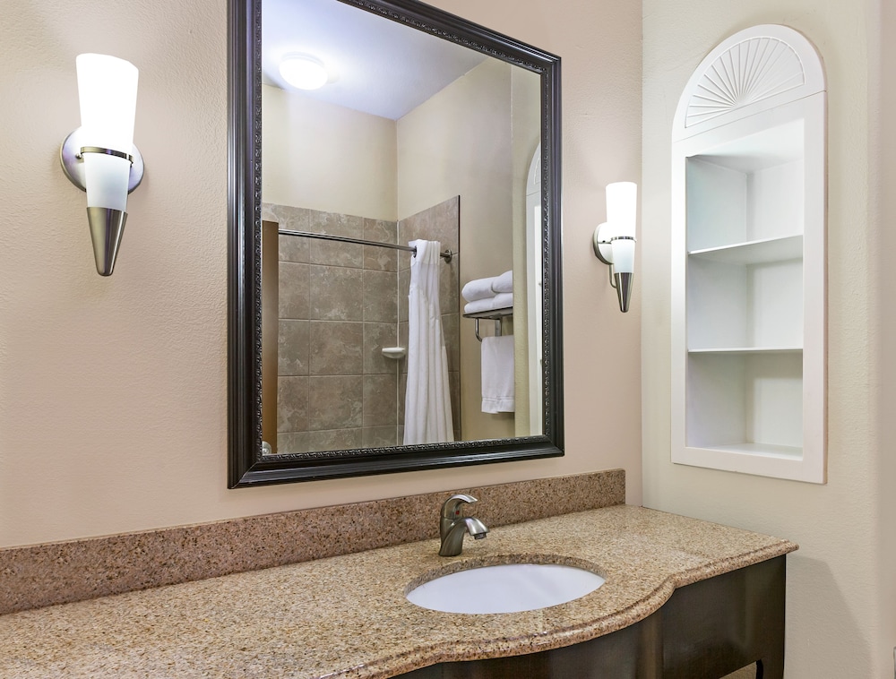 Holiday Inn Express Hotel & Suites Victoria 32/52