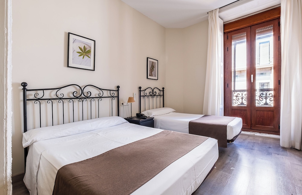 غرفة رباعية بسرير كوين وسريرين منفصلين بحمام خاص، Hostal El Pilar 6/10