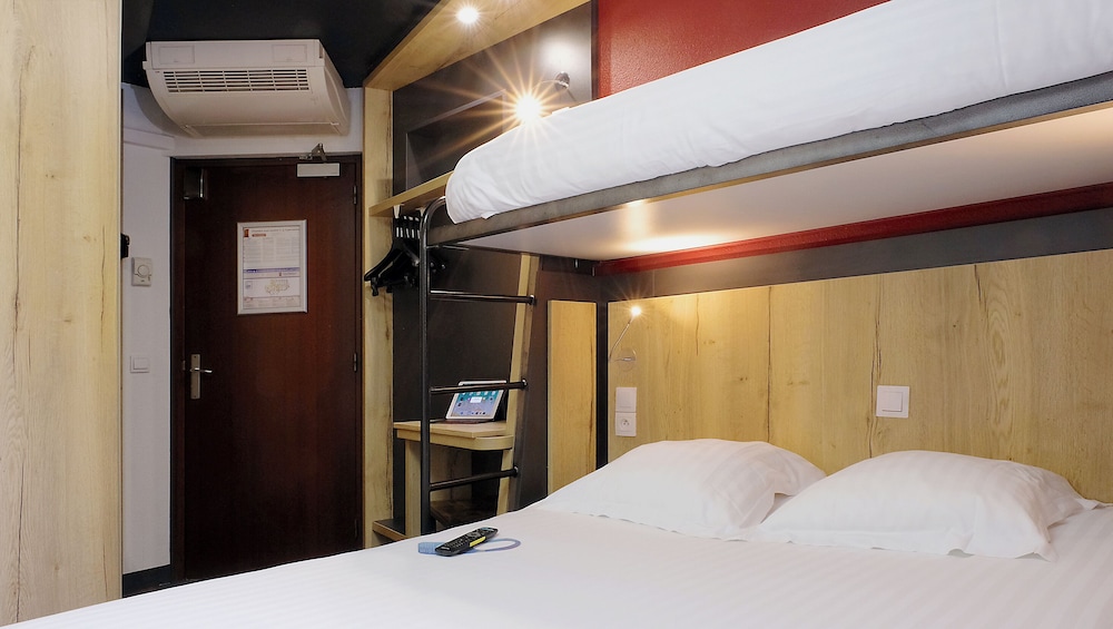 In Hotel 24/54