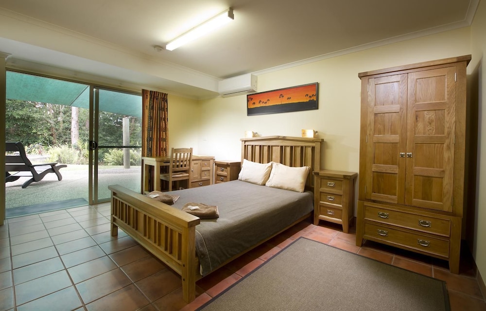 GLASS HOUSE MOUNTAINS ECOLODGE 12/34