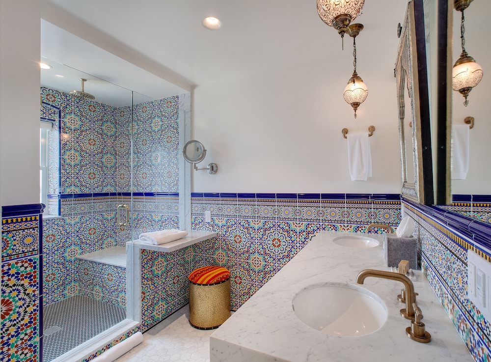 Venice V Hotel 50/50