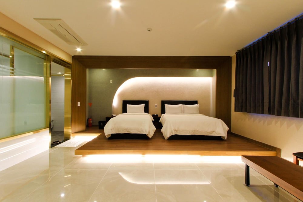 The King Hotel 17/50