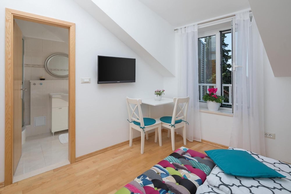 Split Center Suites 50/66