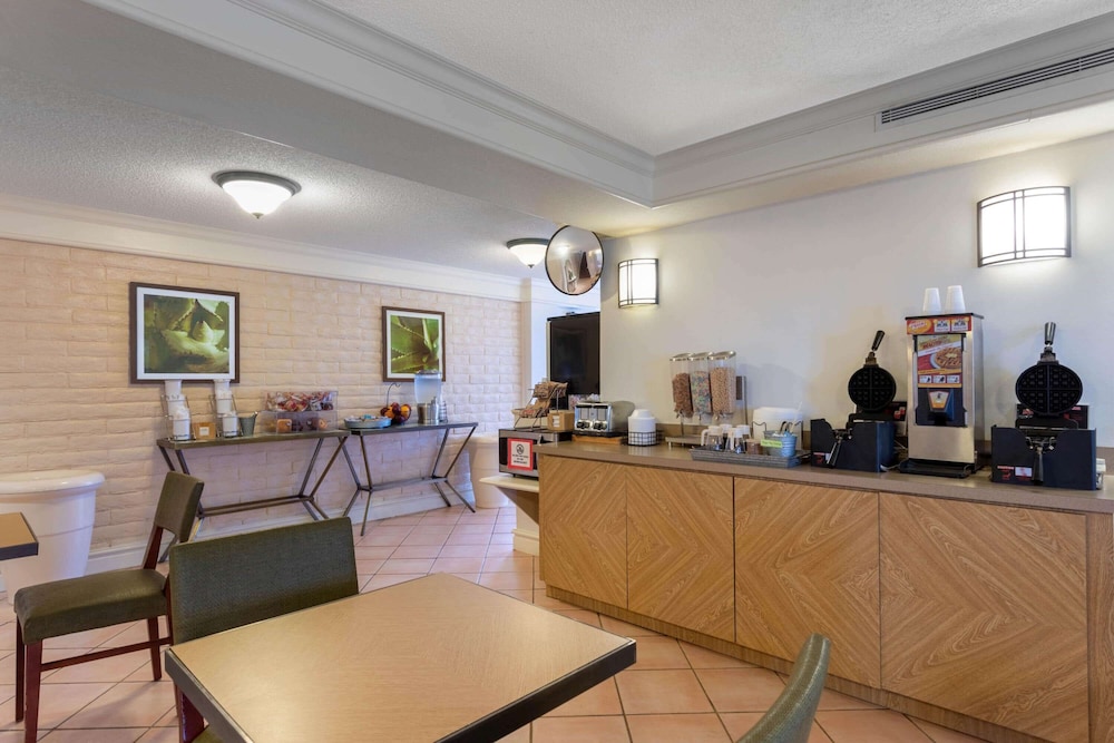 La Quinta Inn Huntsville Research Park 14/38