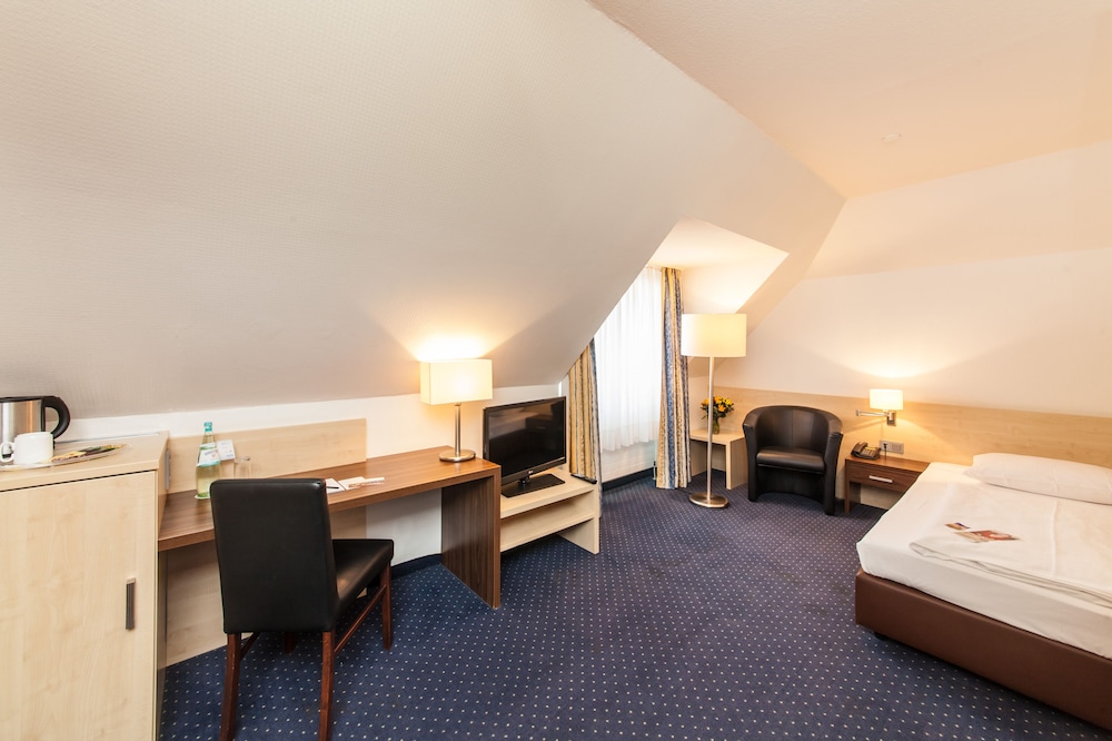 Hotel Mariella Airport 26/80