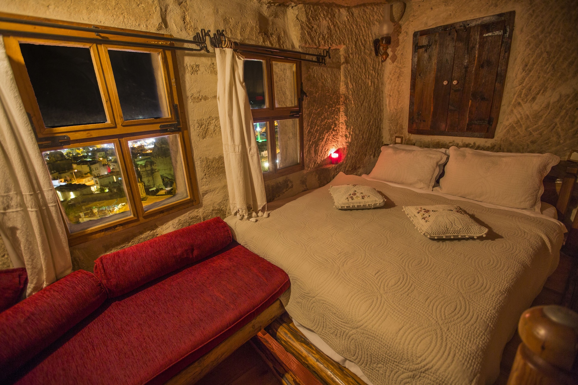 SUITE, KING BED
