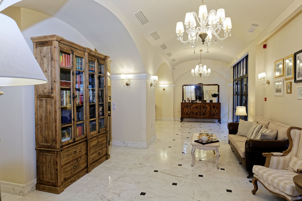 Ionia Suites 25/40