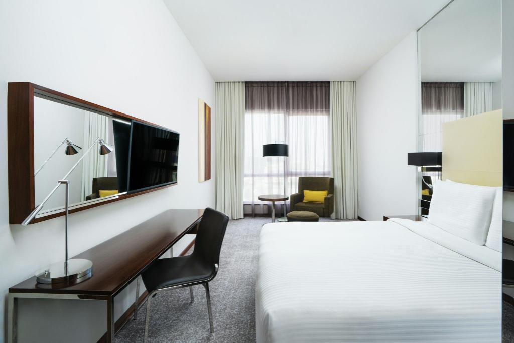 Centro, Queen Bed, City View