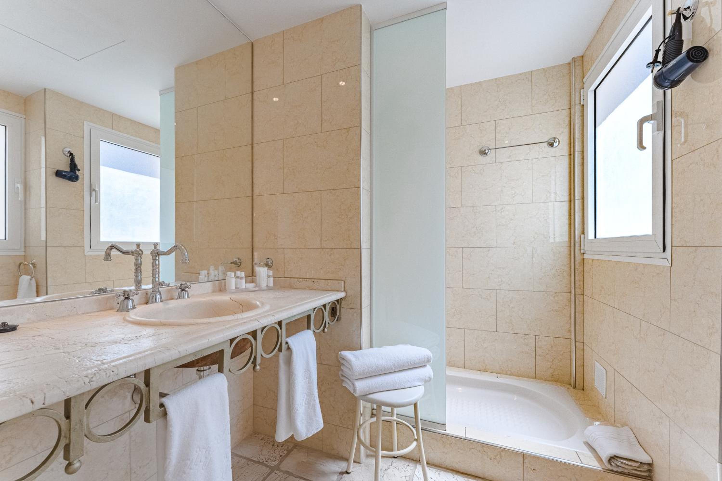 جناح بسرير كينج وسرير فردي، Flamingo Suites 7/8