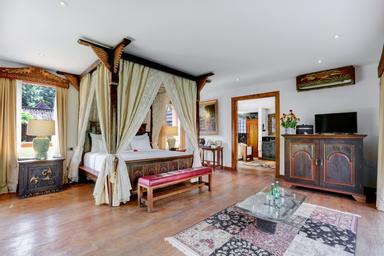 House, King Bed, Smoking