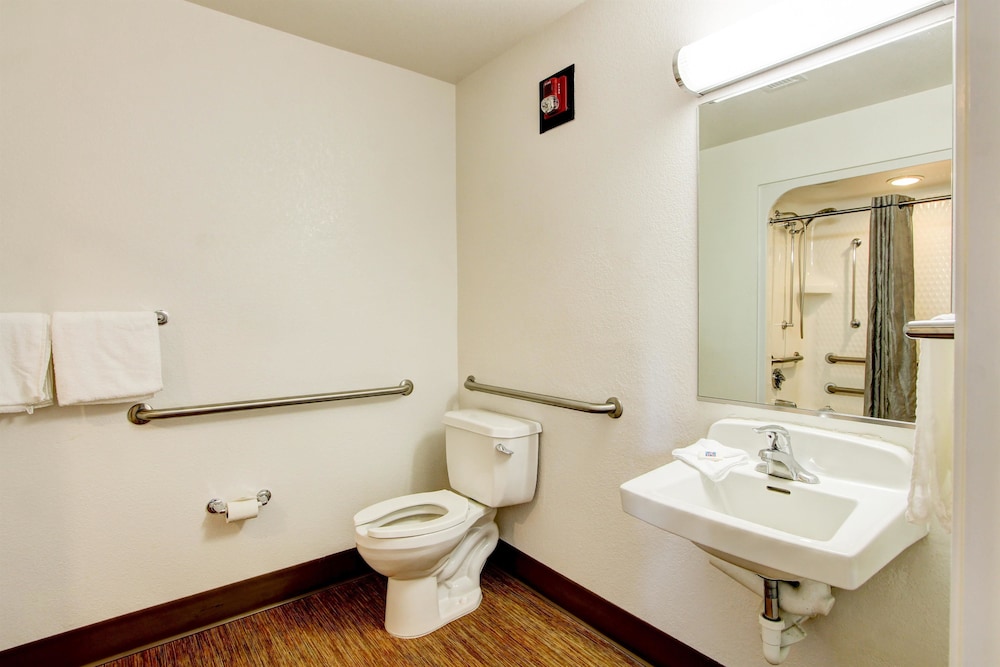 Super 8 by Wyndham Aurora East 19/23