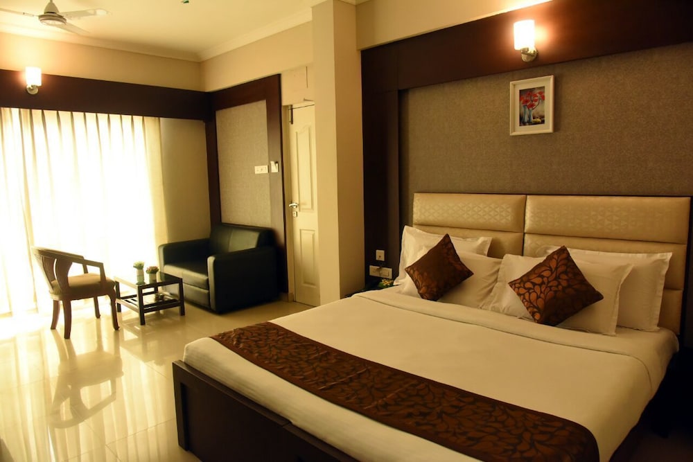 SUITE, KING BED