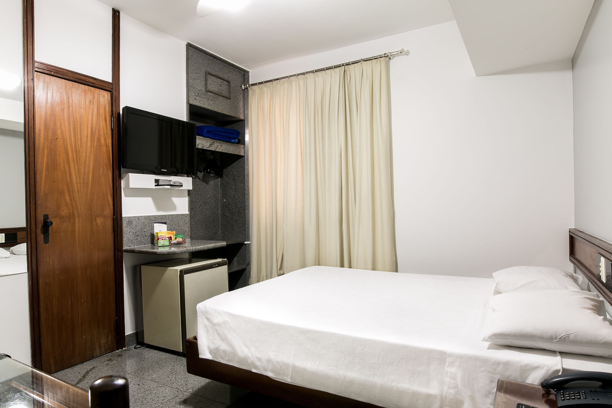 ROOM, DOUBLE BED
