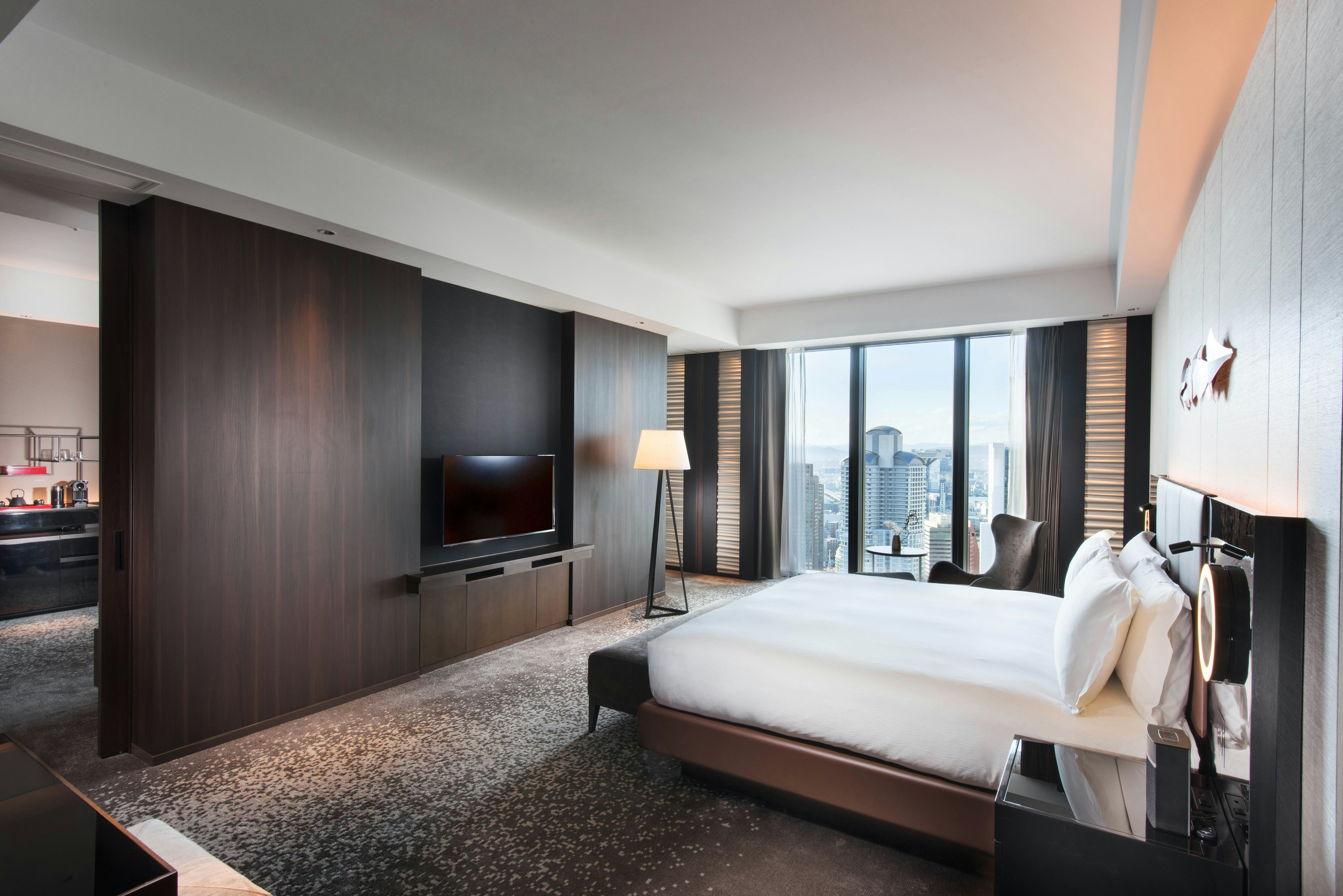 EXECUTIVE, SUITE, KING BED
