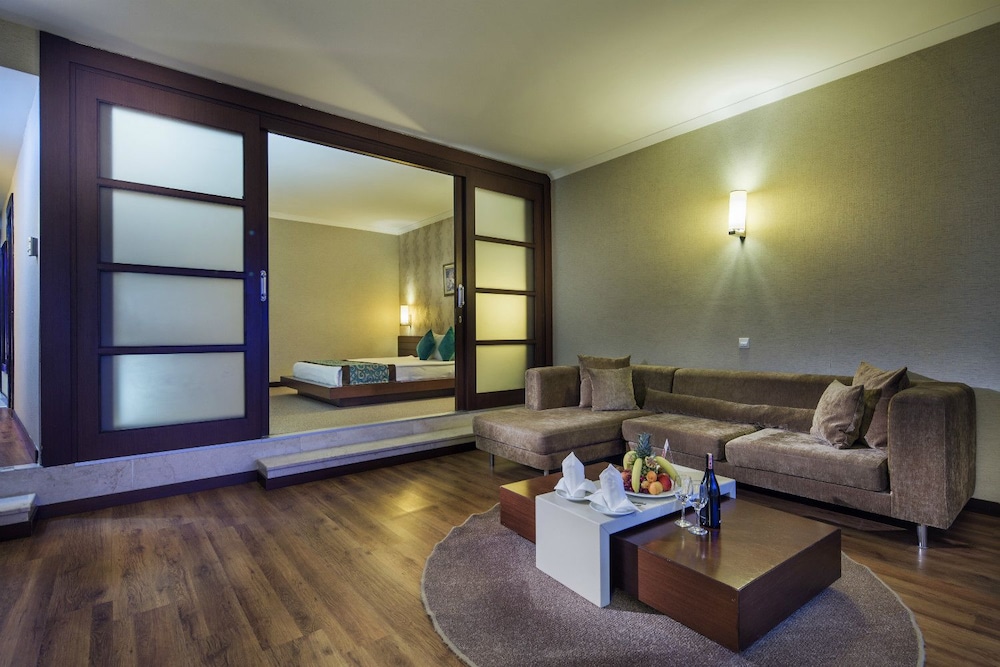 Catamaran Resort Hotel 49/71