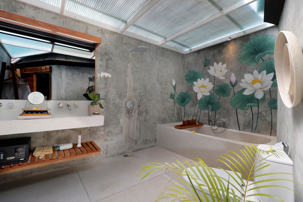 The Sender Pool Suite 4/50