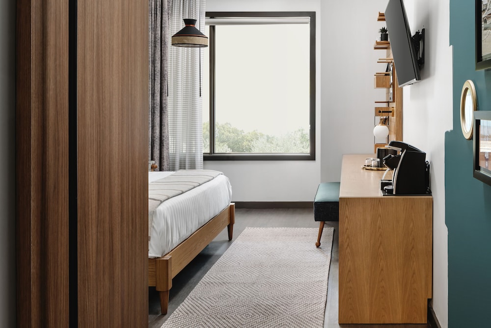 ROOM, KING BED, ACCESSIBLE