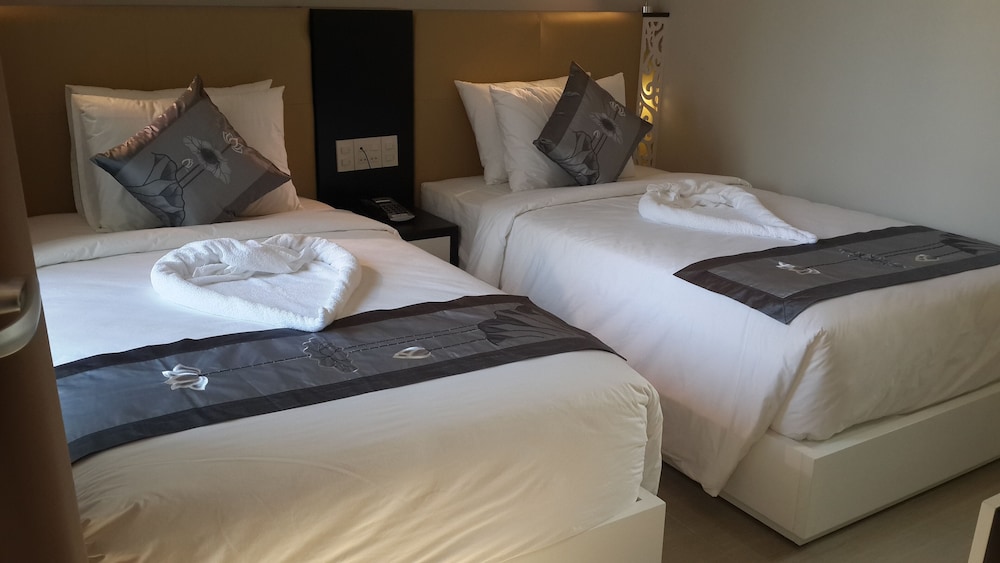 DELUXE, TWIN BEDS, POOL VIEW