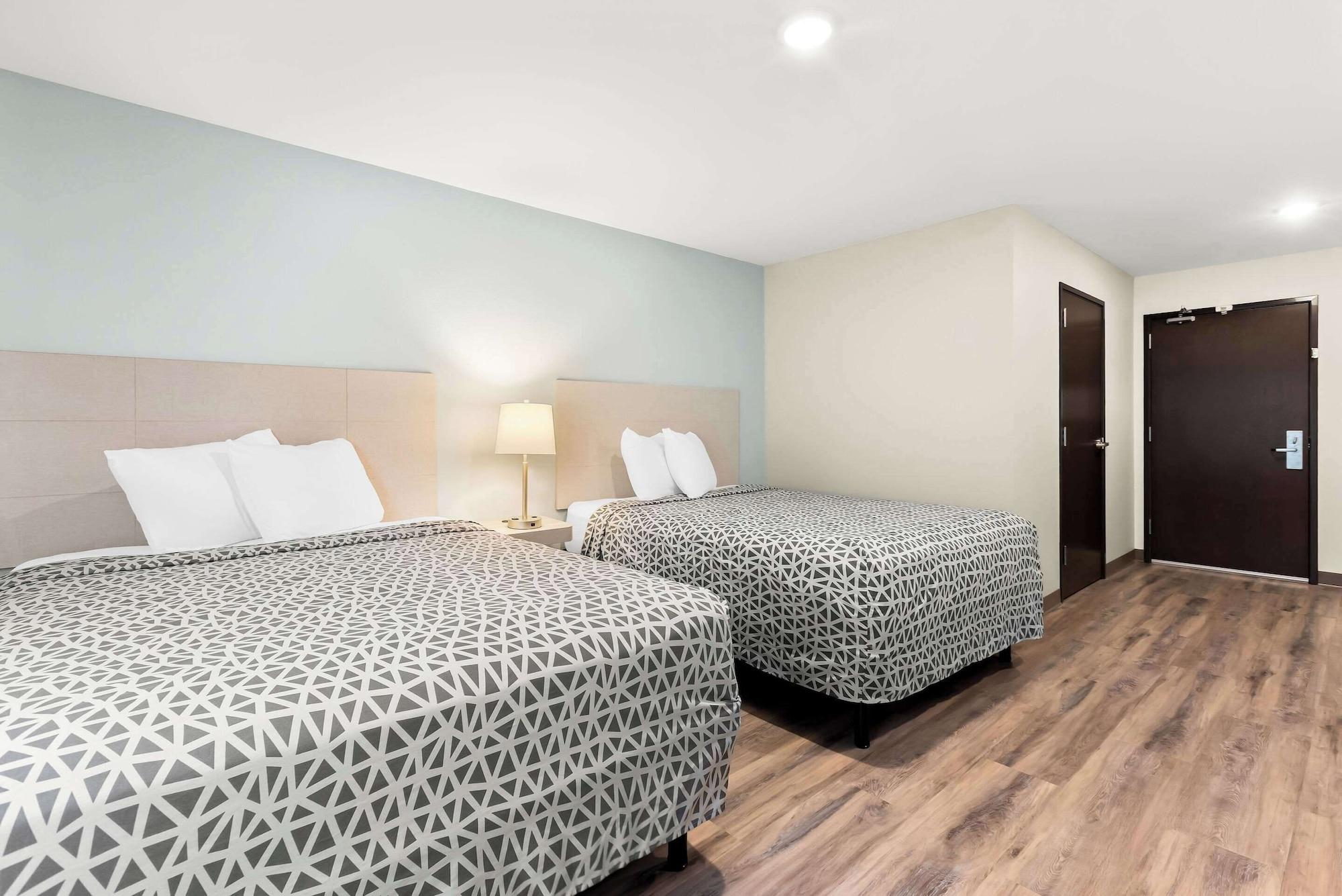 WoodSpring Suites Savannah West Chatham Parkway 14/33