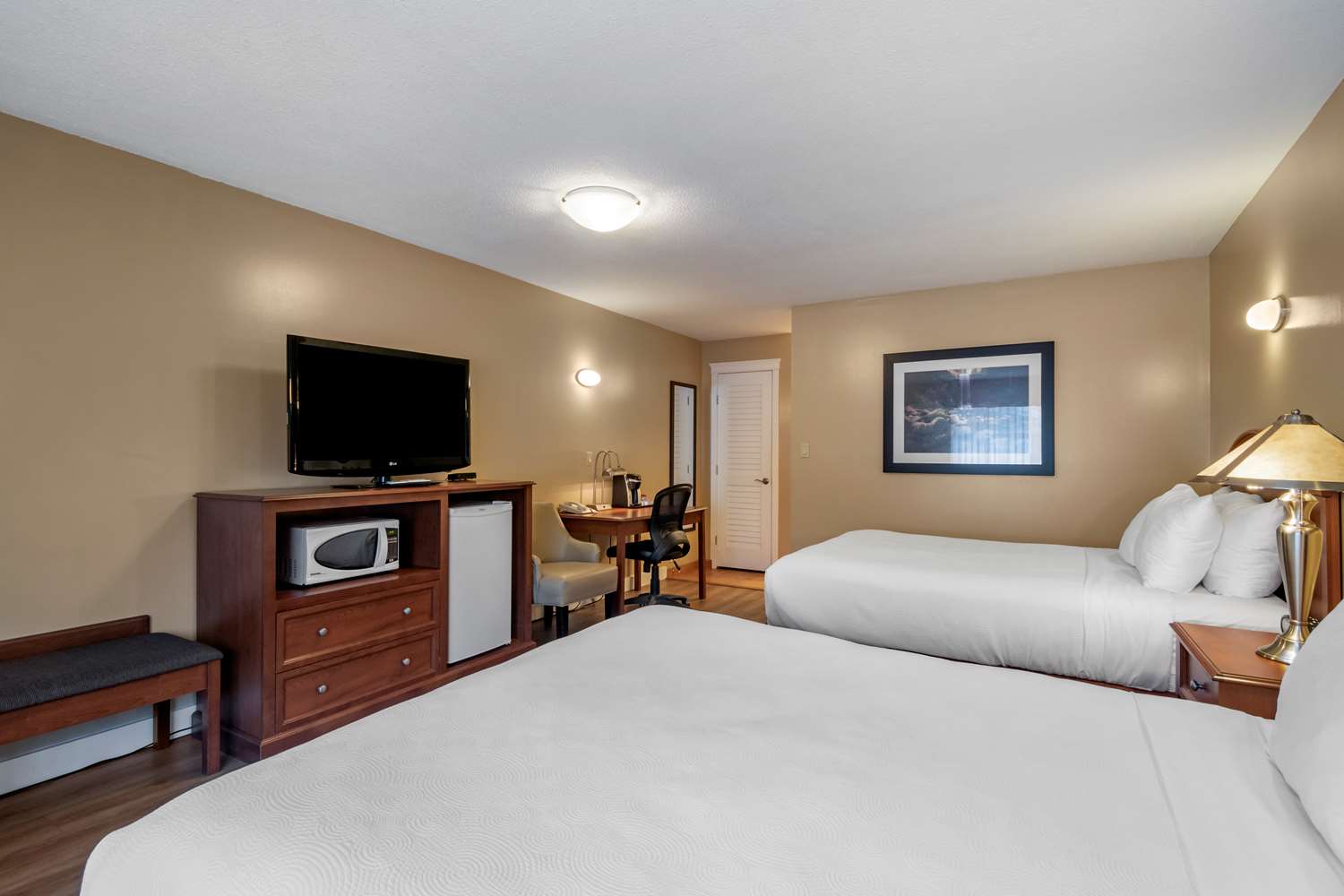 غرفة بسريرين كوين يُسمح فيها بالحيوانات الأليفة في الطابق الأرضي، Best Western Sicamous Inn 4/7