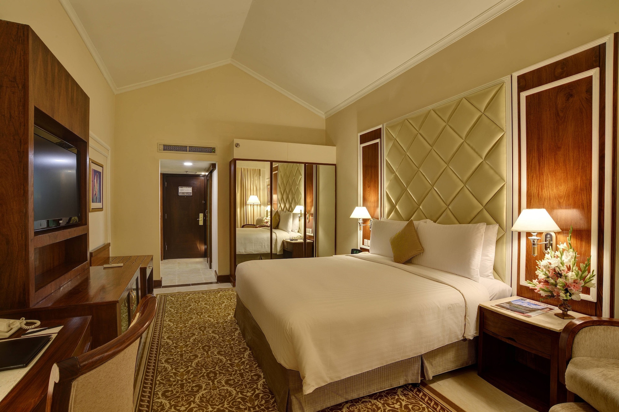 Executive, King Bed 3/8