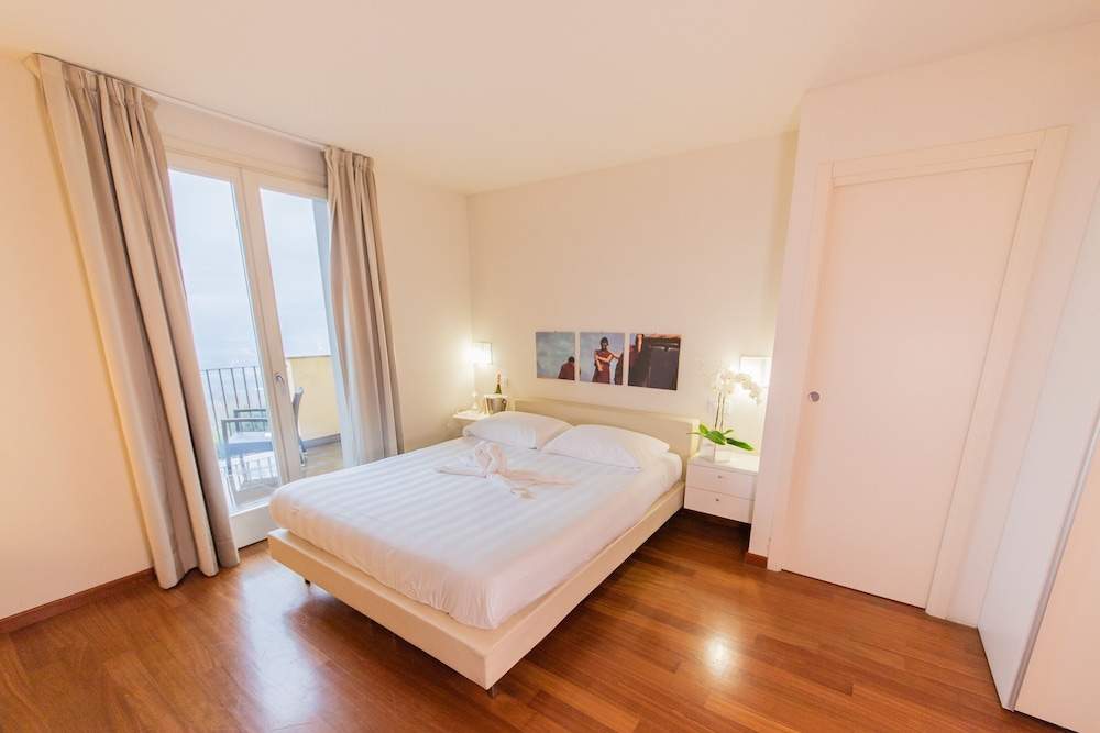 ALBERGO LA CASTELLANA 2/26