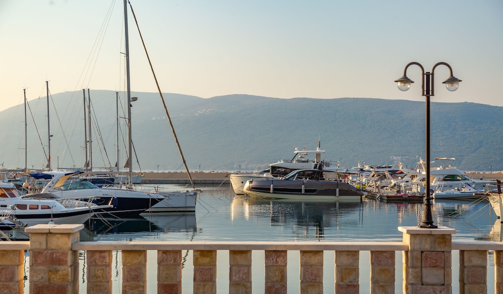 Lazure Hotel and Marina 38/50