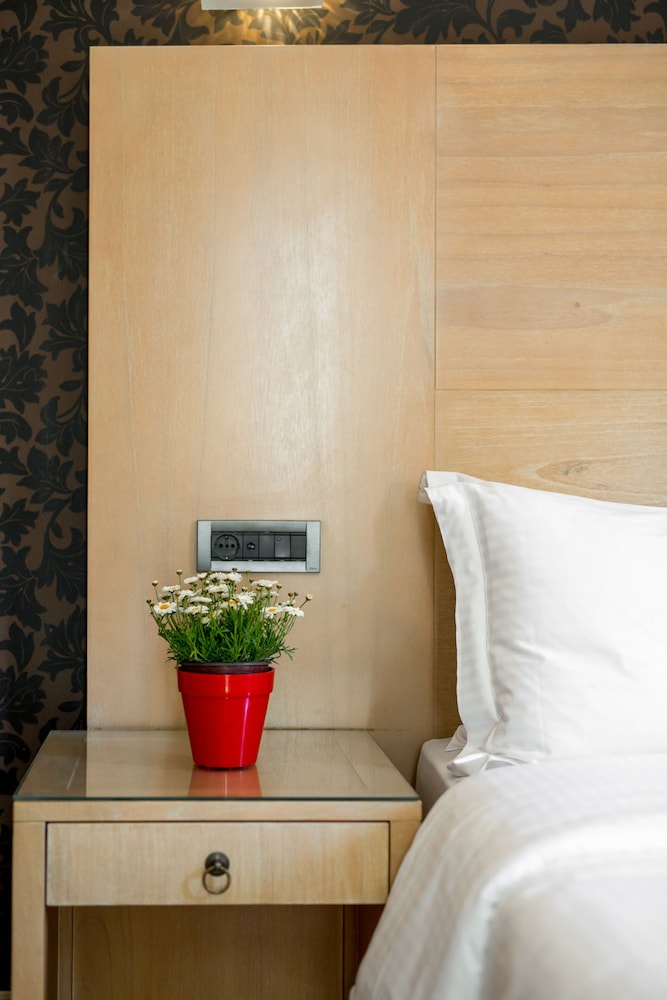 Areos Hotel 10/57