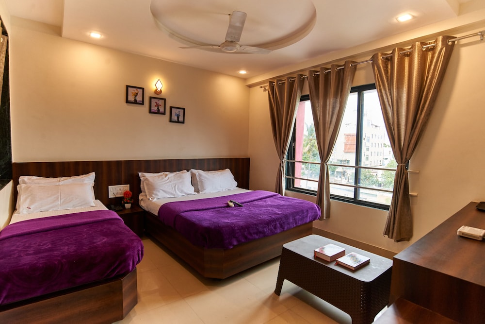 DELUXE, TRIPLE, 1 DOUBLE AND 1 SINGLE BED