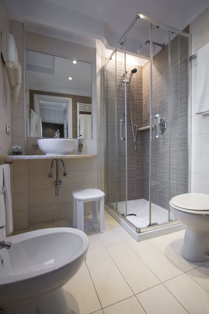 غرفة ثلاثية بسرير مزدوج وسرير فردي، Flora Hotel Milan 8/10