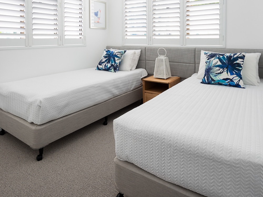 PACIFIC BEACH RESORT 18/77
