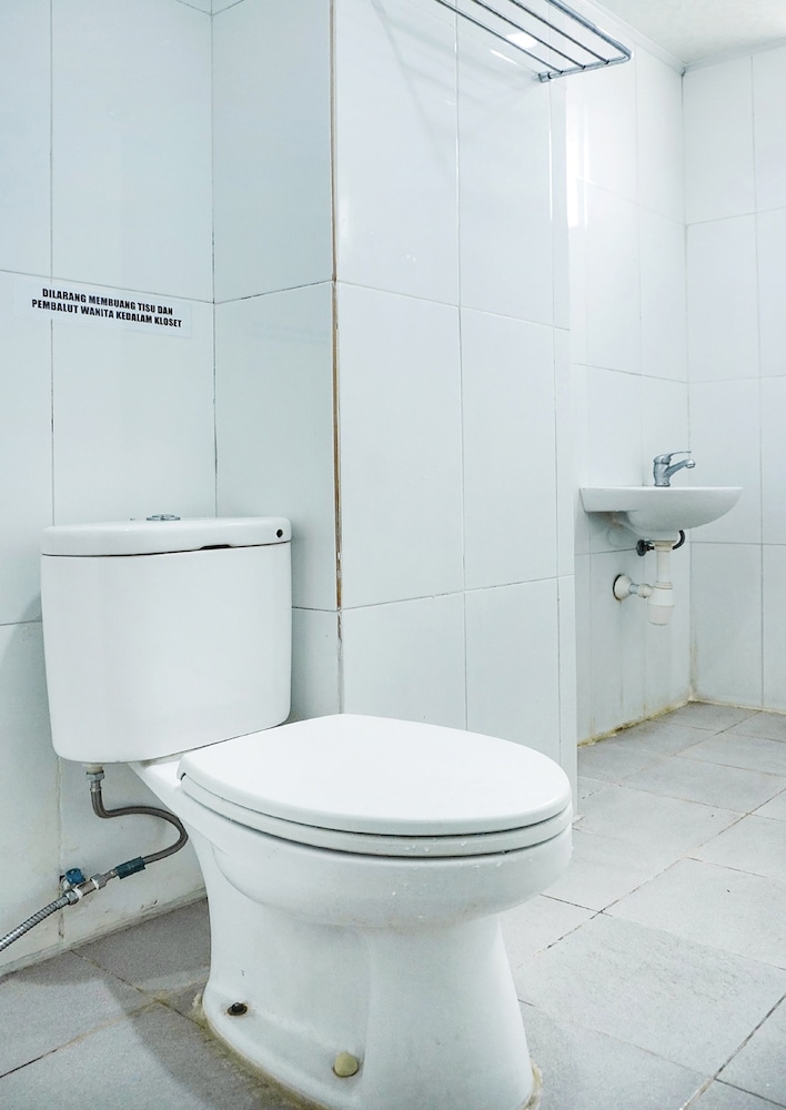 Collection O Cikarang Near Water Boom Lippo Cikarang Formerly Hotel Teratai 32/33