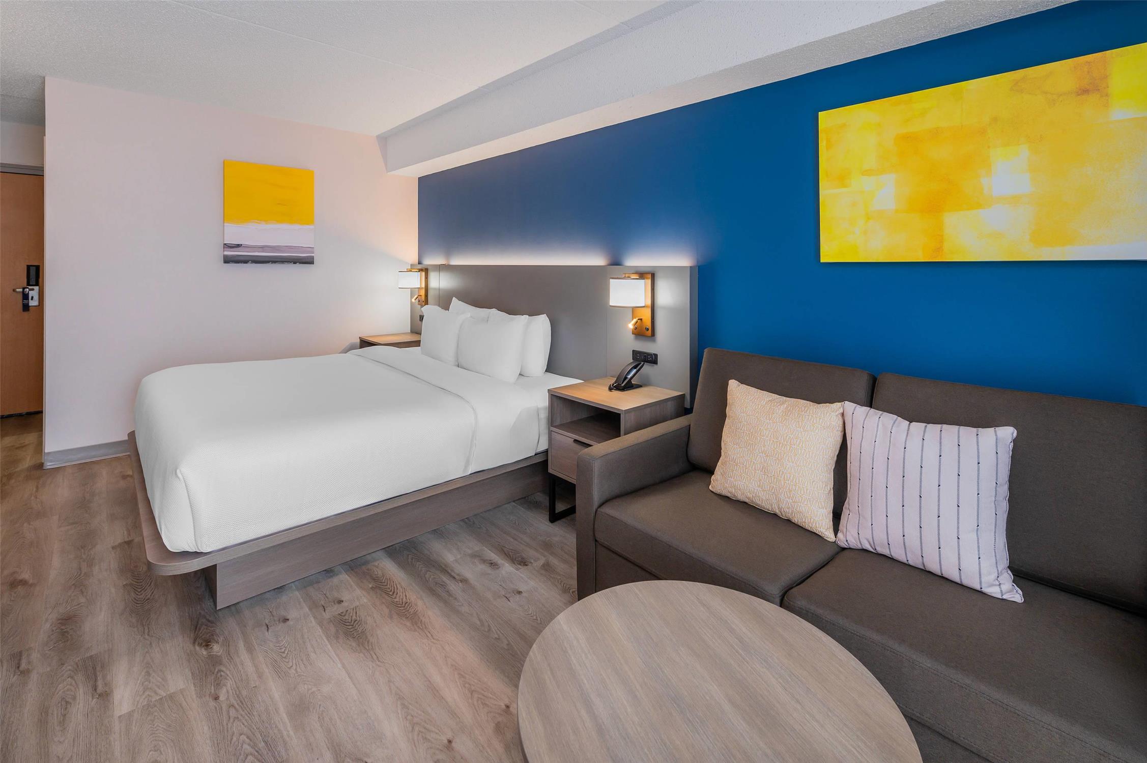 Comfort Inn Belleville, ON 8/37