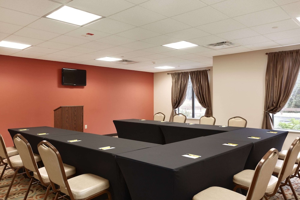 Super 8 by Wyndham Pennsville/Wilmington 17/20