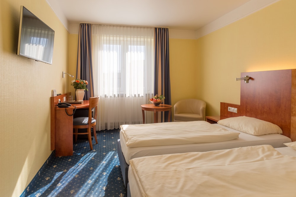 ROOM, DOUBLE BED