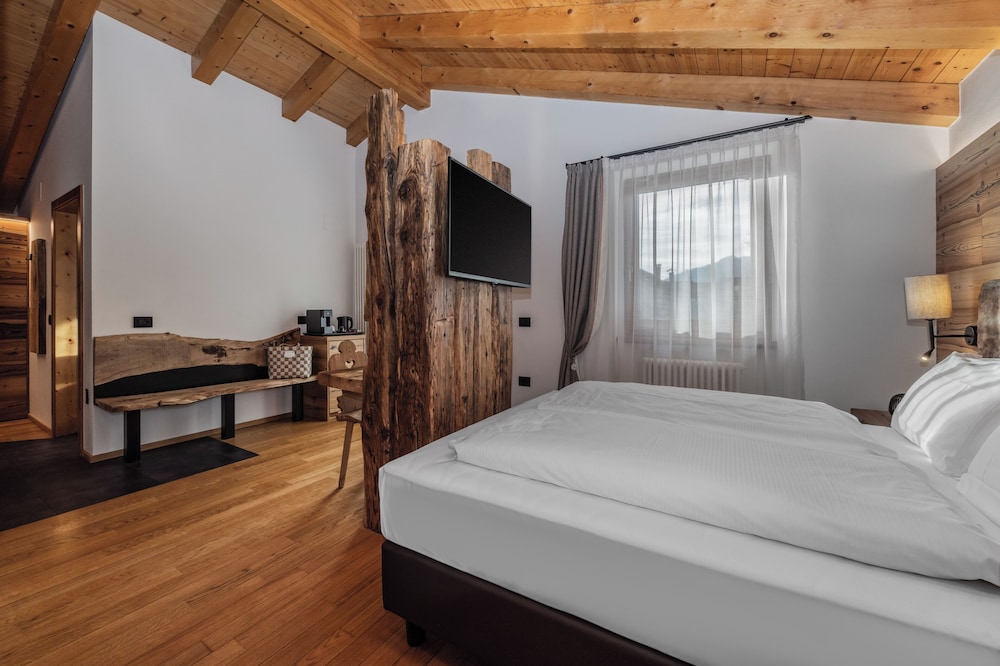 Alpine, Deluxe, Suite, King and Twin Beds
