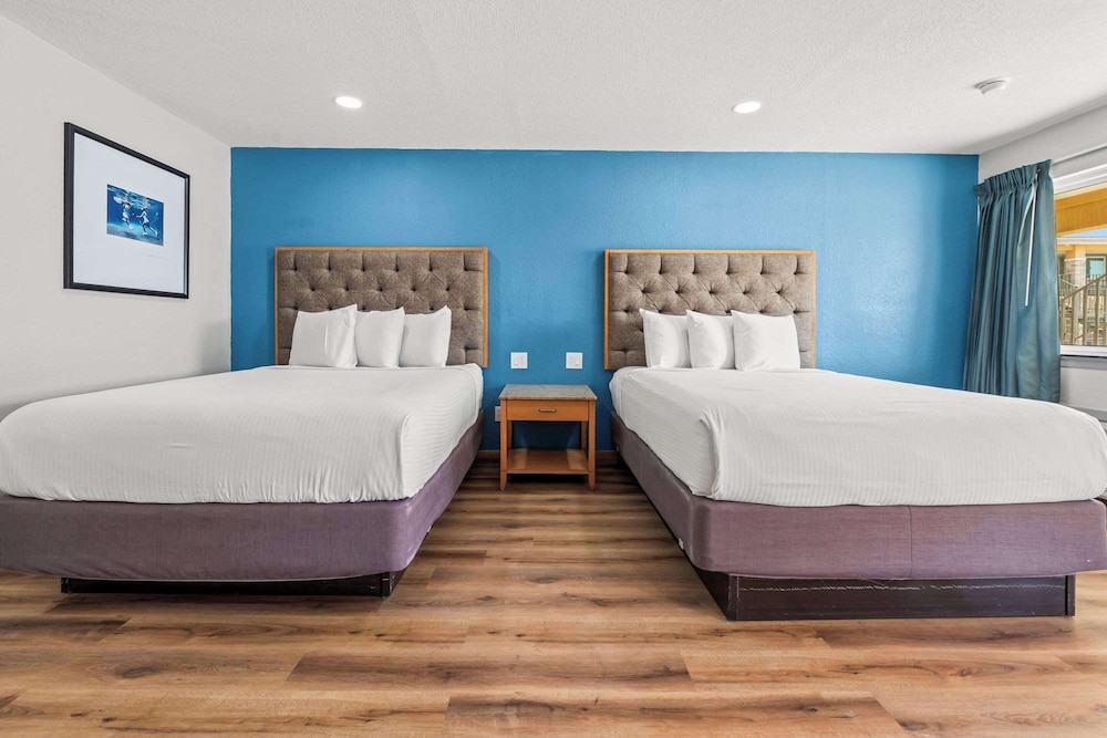 Econo Lodge Inn & Suites Sealy 37/52