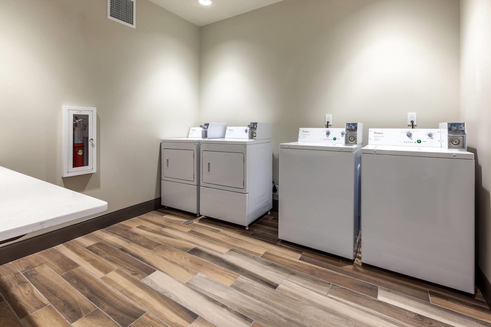 La Quinta Inn & Suites by Wyndham Middletown-Goshen 7/36