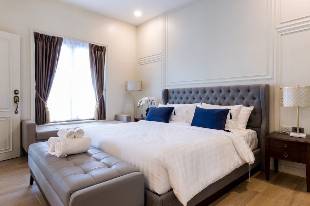 Villa Seville 10/50