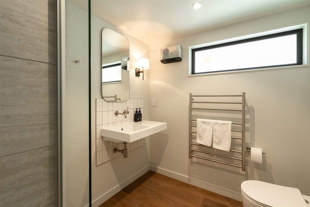 Premium Hotel Room، Edgewater Hotel 4/6