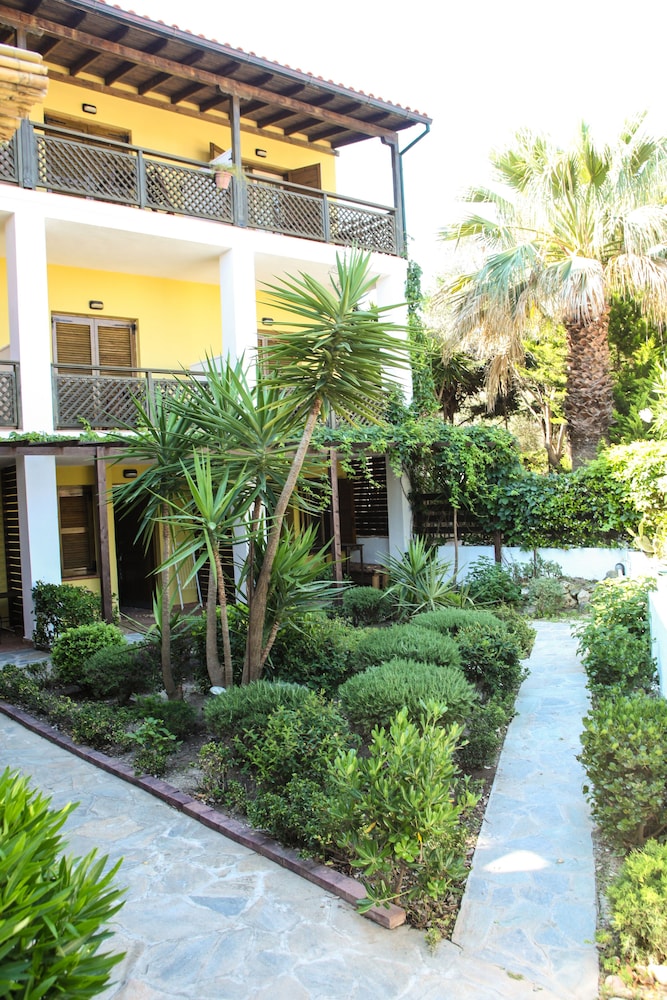 Ammon Garden Hotel 31/35