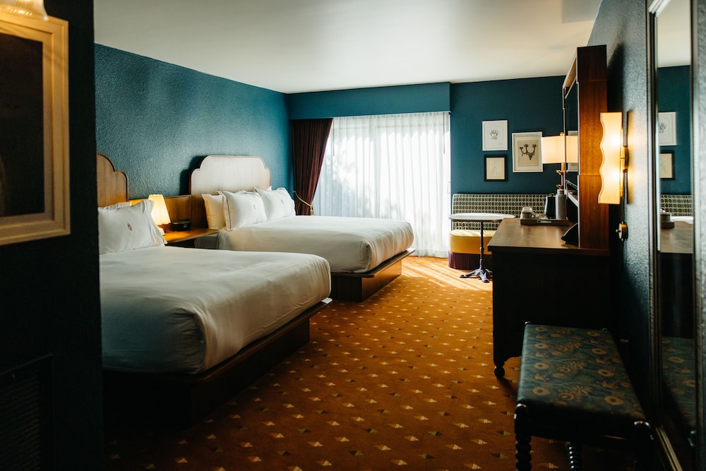 CHALET, 2 QUEEN BEDS