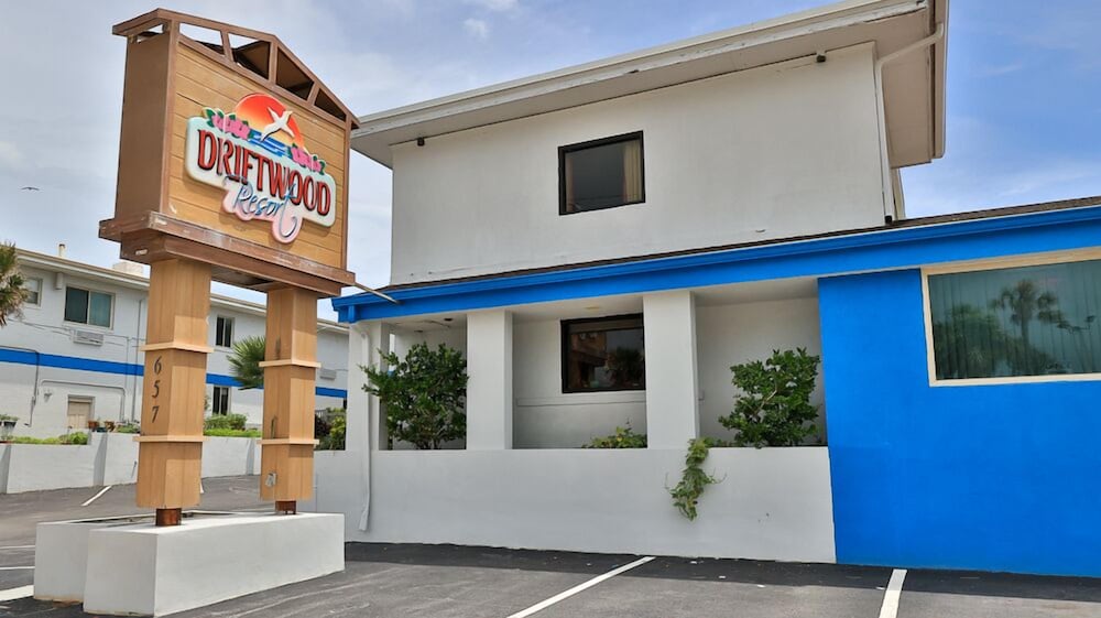 Driftwood Resort 4/70